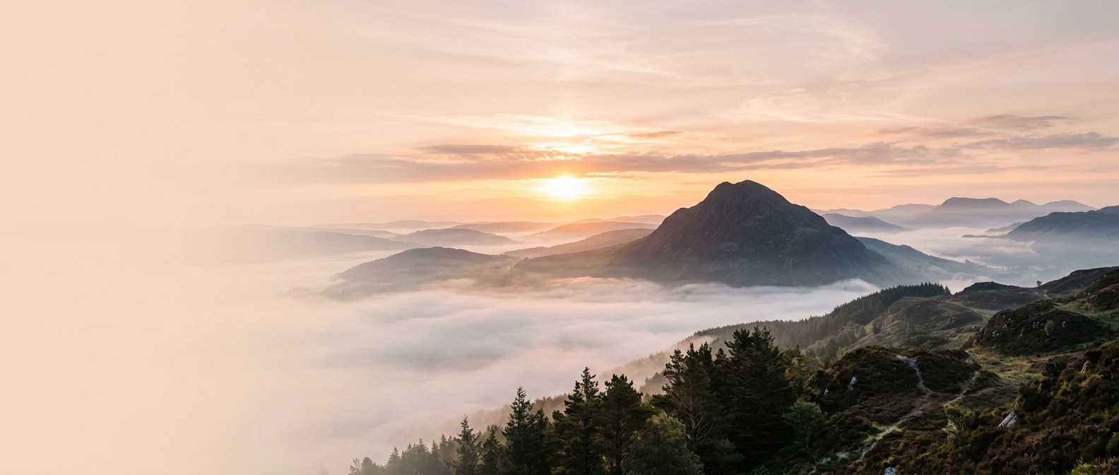 晨光中雲霧環繞的山峰